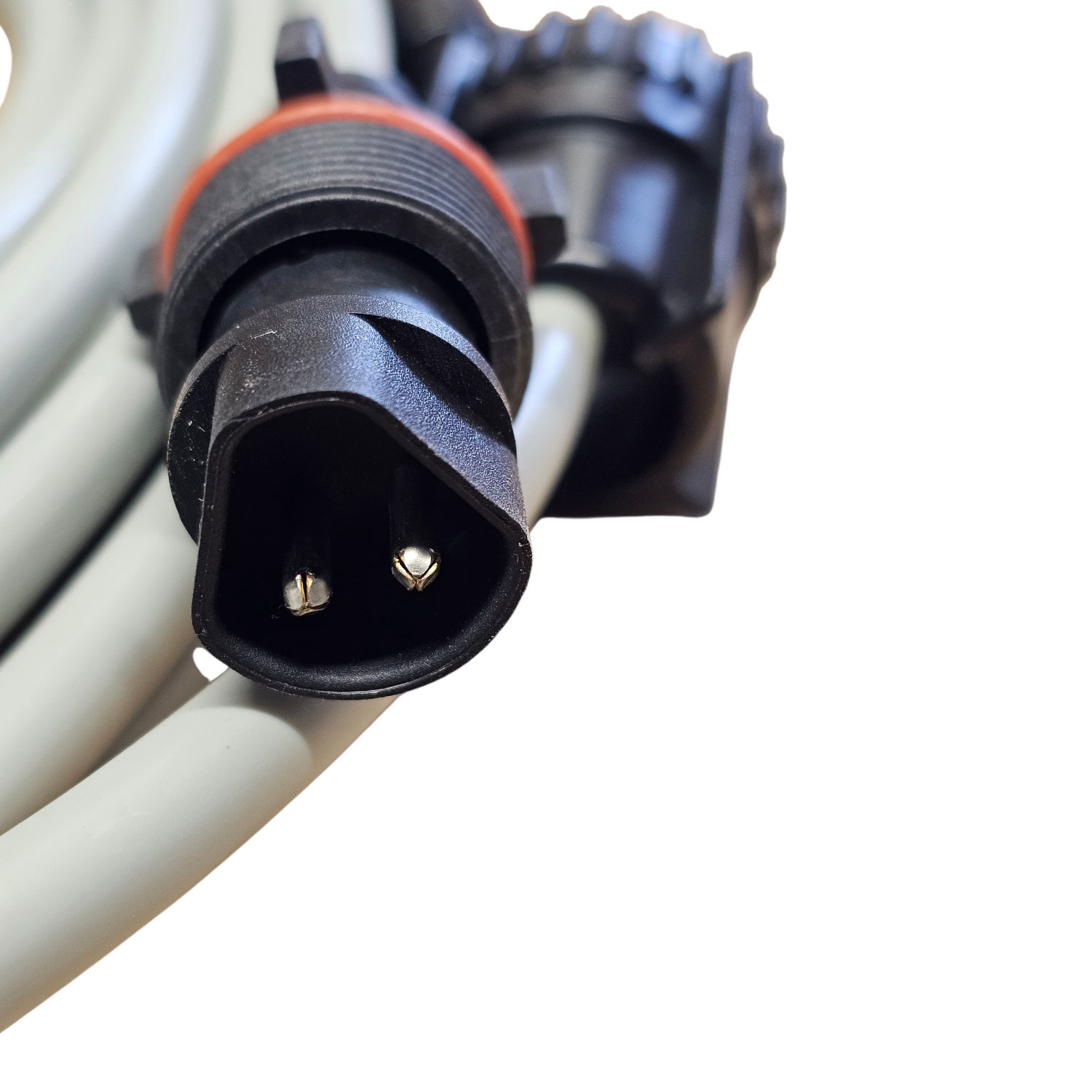 Nahaufnahme eines Stromkabelsteckers mit zwei Metallzinken.