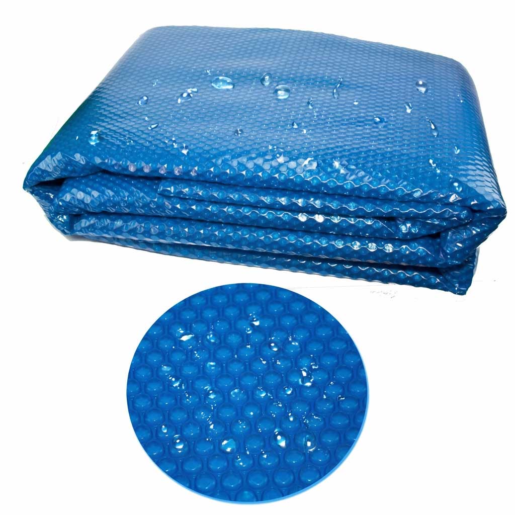 Gefaltete blaue Poolabdeckung mit kreisförmigem Abschnitt und Blasenstruktur.