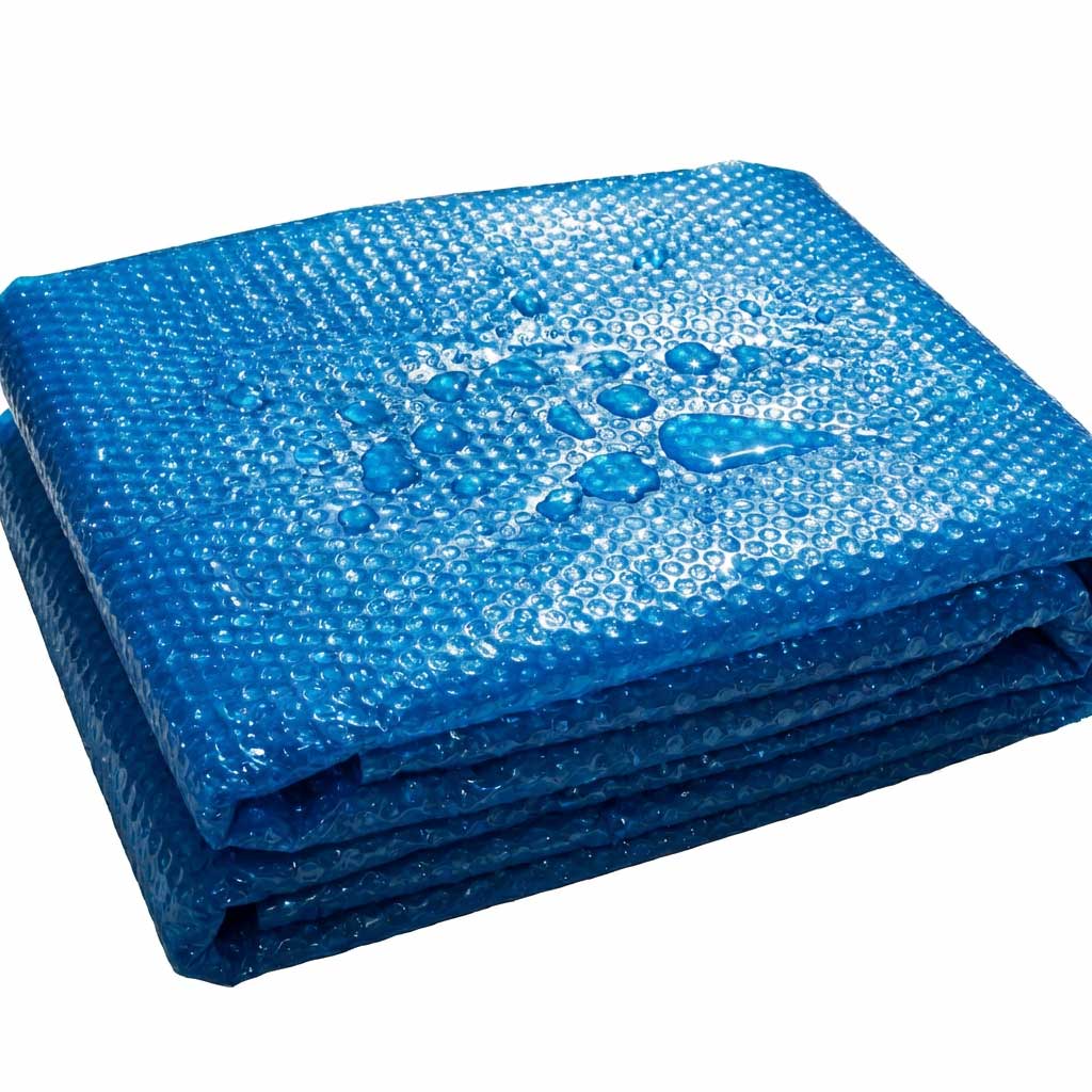 Gefaltete blaue Poolabdeckung mit Wassertropfen auf der Oberfläche.