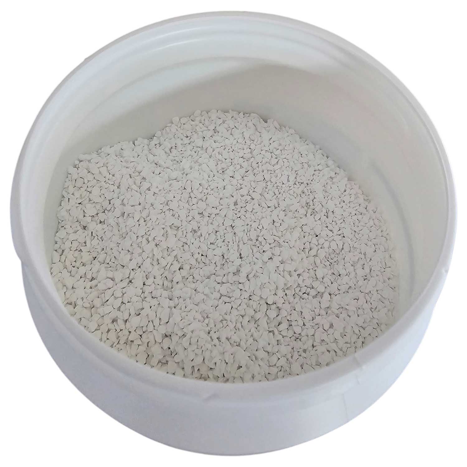 Weiße körnige Substanz in einem offenen weißen Kunststoffbehälter, geeignet für die Poolpflege.