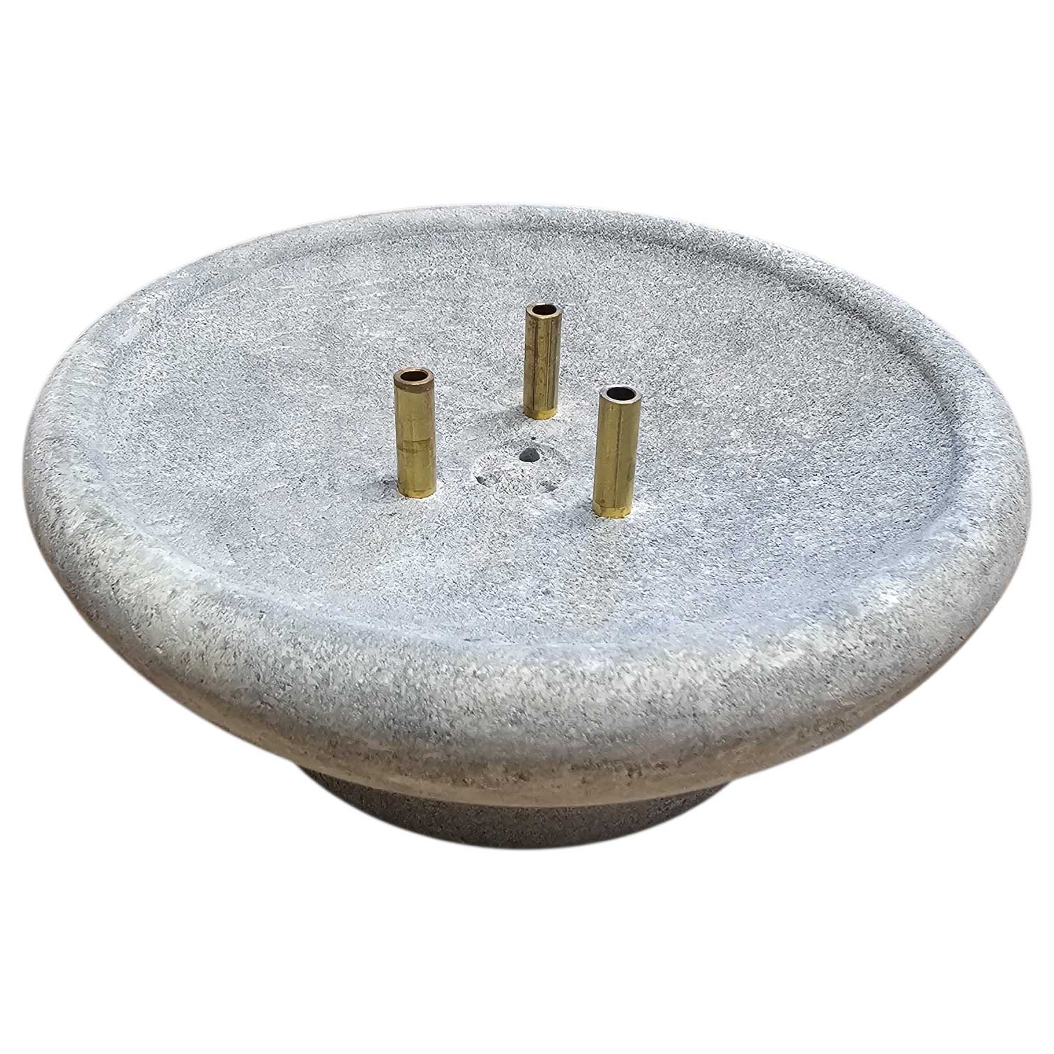 Rundes, strukturiertes Springbrunnenbecken aus grauem Stein mit drei zentral positionierten Wasserspeiern aus Messing.