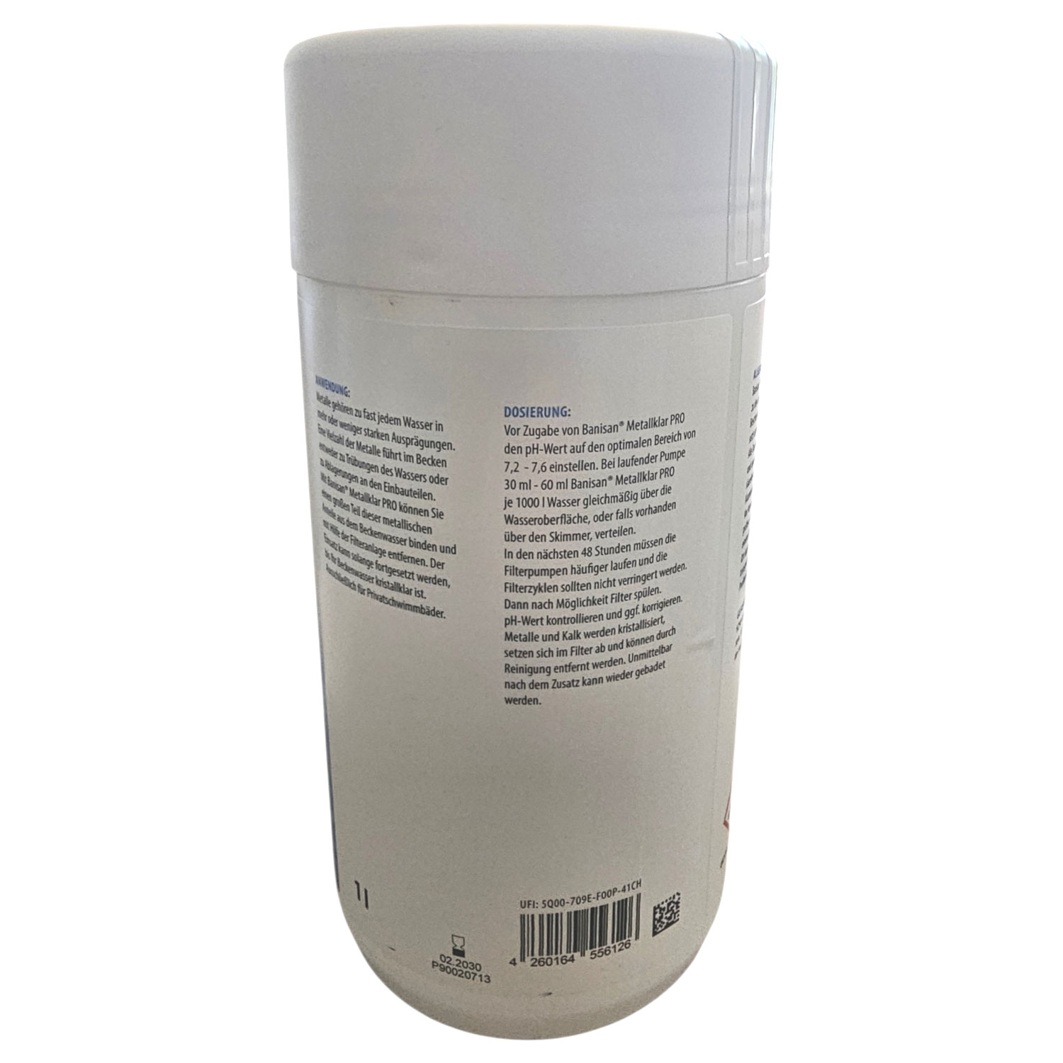 Behälter zur Poolwasseraufbereitung mit Dosierungshinweisen auf dem Etikett.