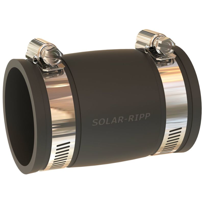 Schwarze flexible Kupplung mit Edelstahlklemmen und Schlauchanschluss für Poolinstallationen.