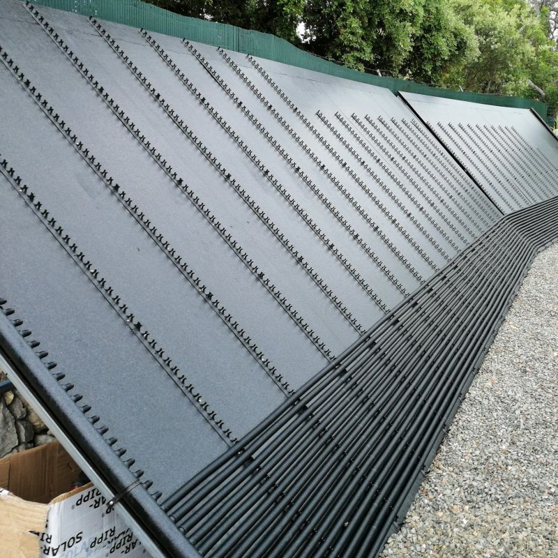 Bild einer Solarpanel-Installation, das die Paneloberfläche und die Montageteile auf einem Dach zeigt.