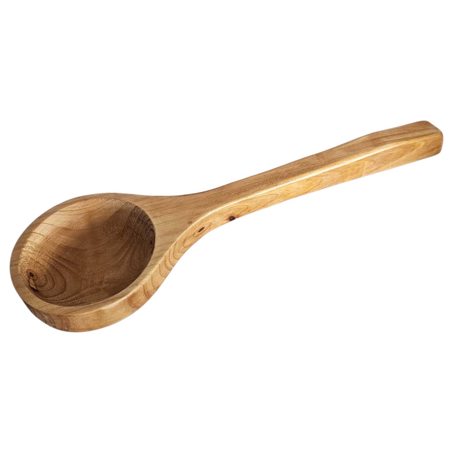 Ein handgefertigter Küchenlöffel aus Holz mit natürlicher Maserung auf weißem Hintergrund.