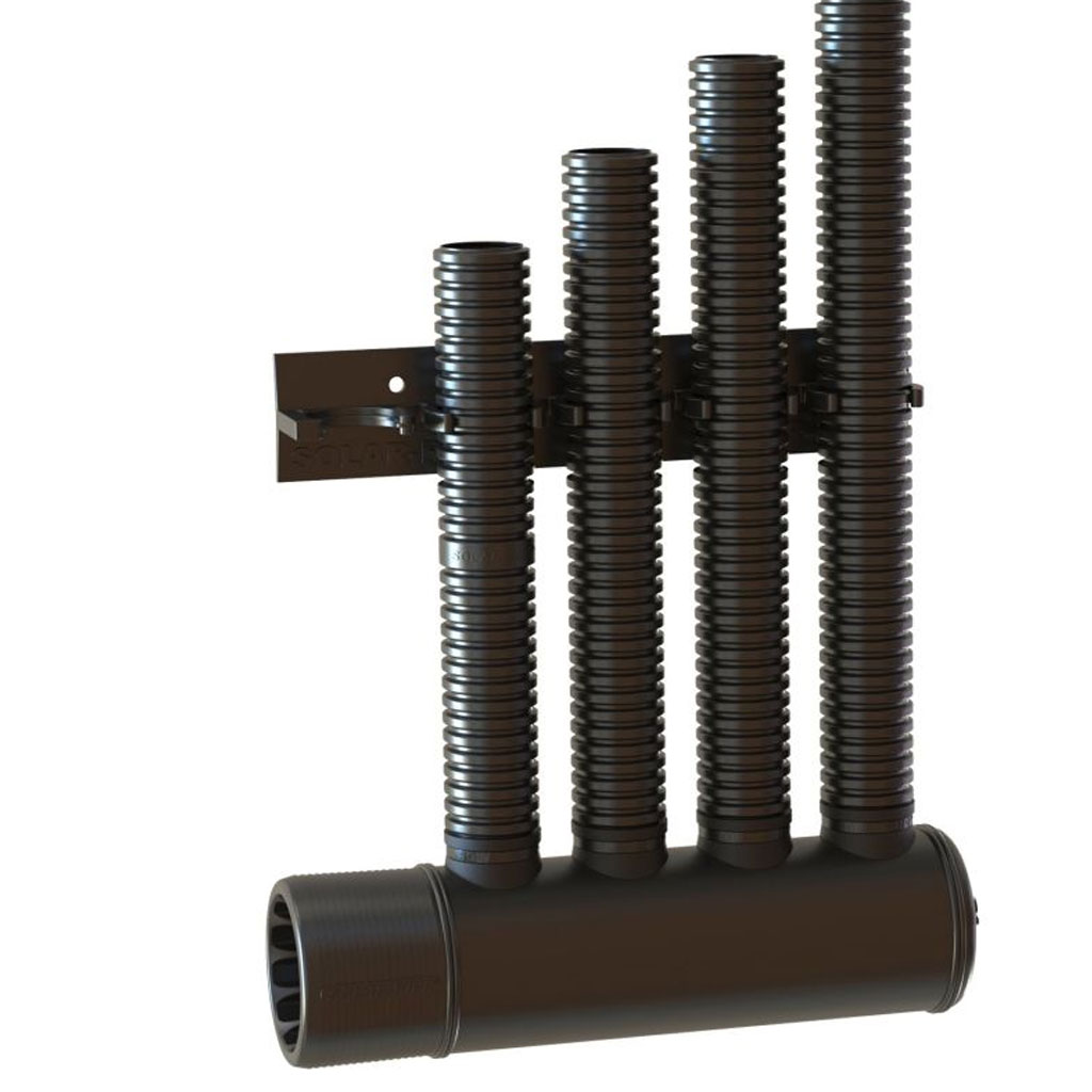 Das Bild zeigt einen schwarzen flexiblen Rohrverteiler, der für Sanitär- oder Lüftungssysteme verwendet wird.