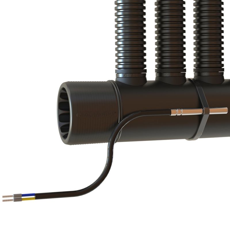 Nahaufnahme eines Verteilers, der die Verbindung von drei Wellrohren und der zugehörigen Verkabelung zeigt.