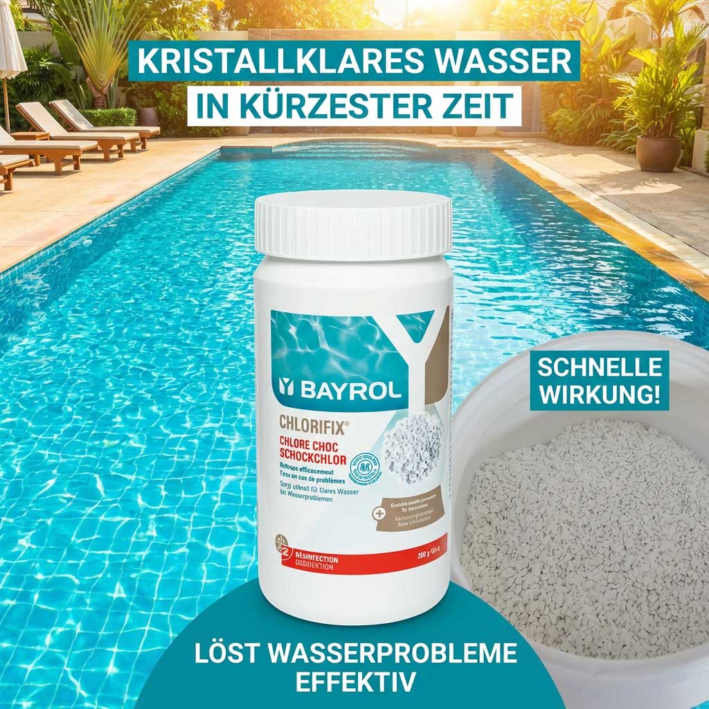 Weiße Flasche Bayrol Chlorifix Pool-Chlor-Granulat mit einem Eimer Granulat neben einem Schwimmbad.