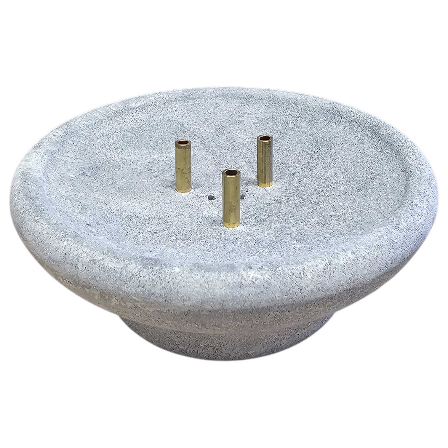 Rundes Brunnenbecken aus grauem Beton mit drei Wasserspeiern aus Messing für Gartenwasserspiele.