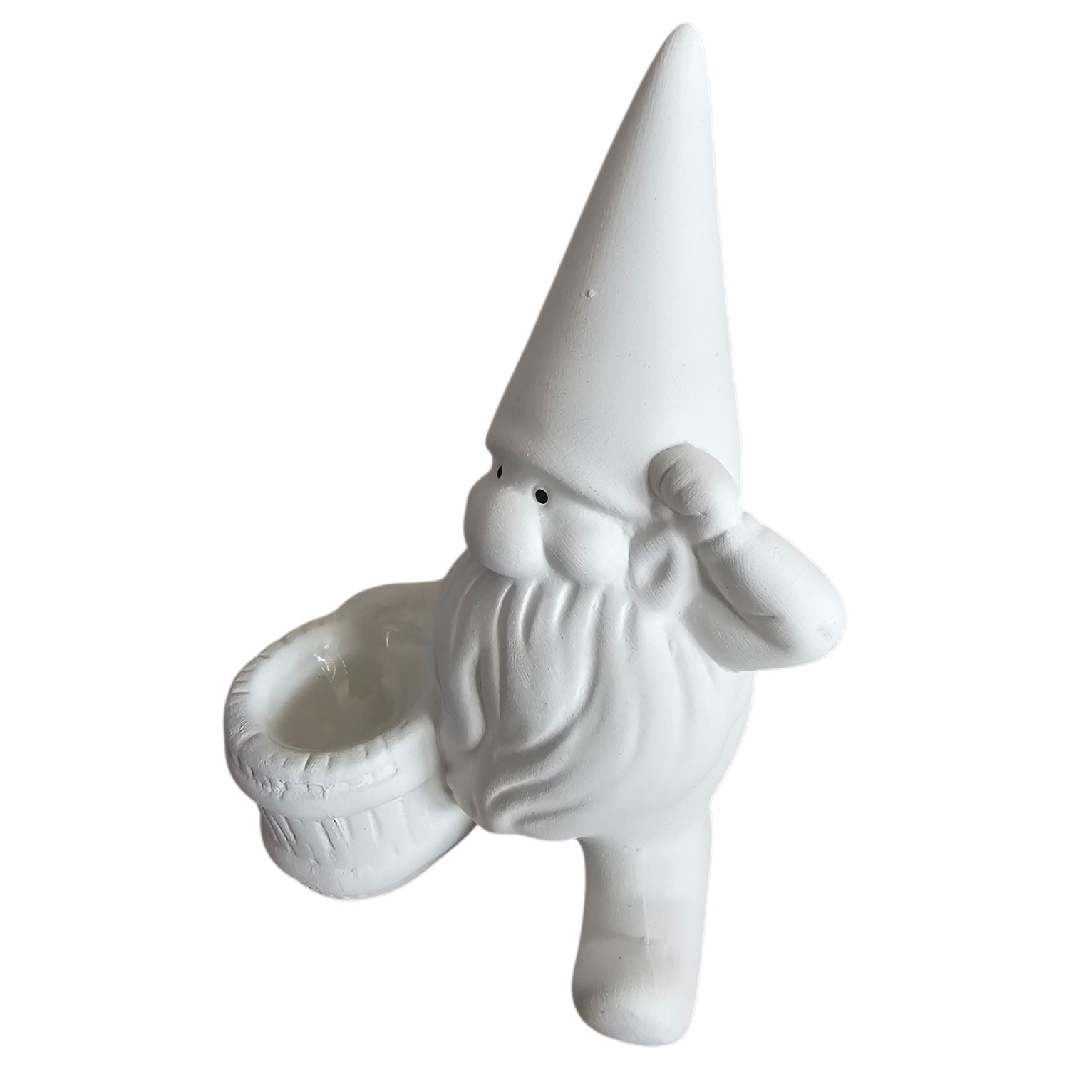 Eine weiße Gartenzwergfigur aus Keramik mit einem kleinen Korb, isoliert auf weißem Hintergrund.