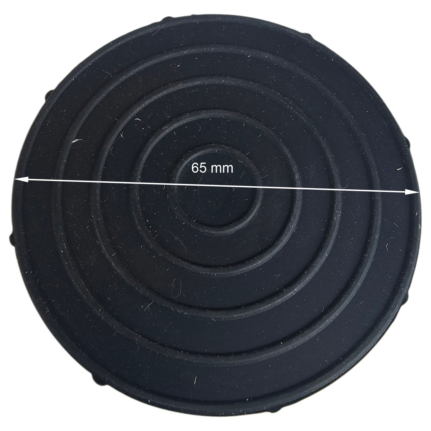 Ein schwarzes, rundes Gummipad mit konzentrischen Ringen und einer Messanzeige mit 65 mm Durchmesser.