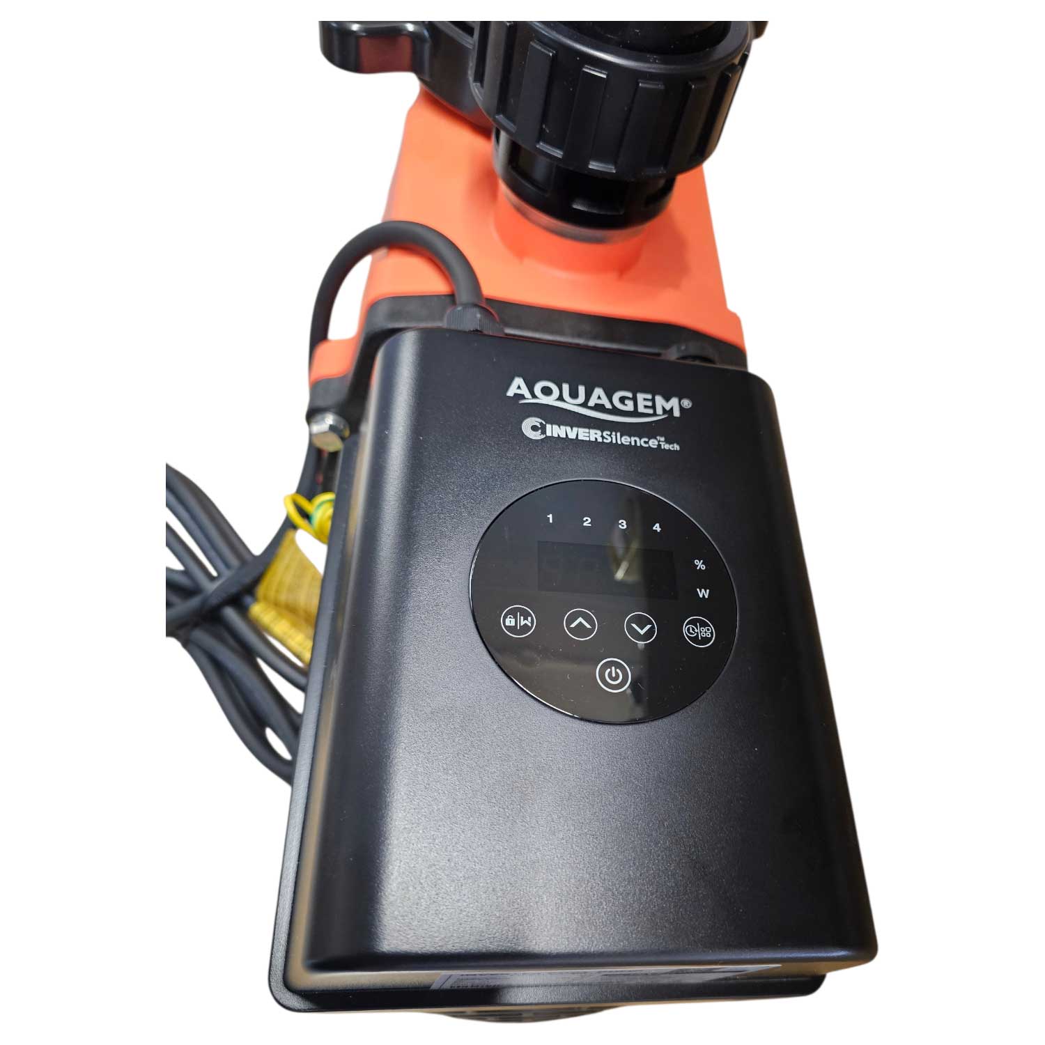 Eine schwarz-orangefarbene Poolpumpe mit digitalem Bedienfeld mit Touch-Tasten und Display.