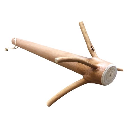 Ein hölzerner Sauna-Deckenhänger aus einem natürlichen Ast mit mehreren Haken.