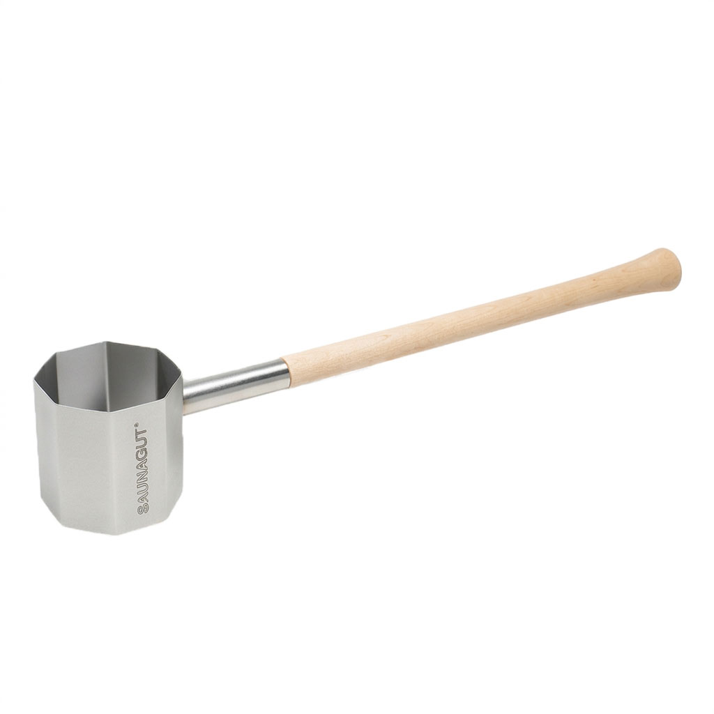 Achteckige Saunakelle aus Edelstahl mit langem hellem Holzgriff vor weißem Hintergrund.