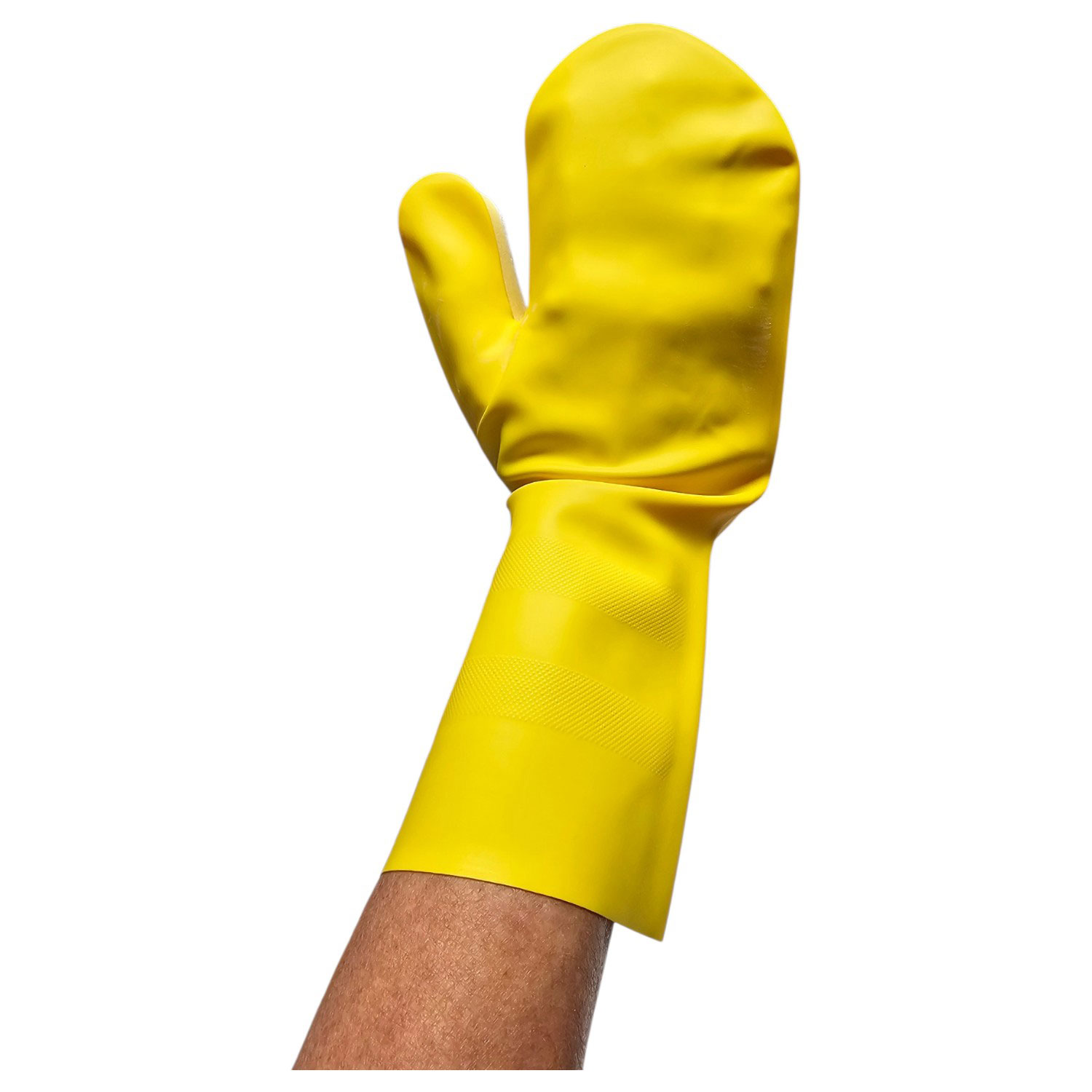 Ein gelber Gummi-Reinigungshandschuh, der an einer Hand vor einem schlichten weißen Hintergrund getragen wird.